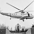 Opdracht Gemeente Amsterdam, Kunstwerk The Long Hum, hangend aan helicopter, w, Bestanddeelnr 922-1783.jpg