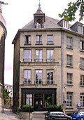 Façade située à l'angle de la place et de la rue de Brosse.