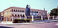 Monumento de Makarios frente al Palacio del Arzobispo