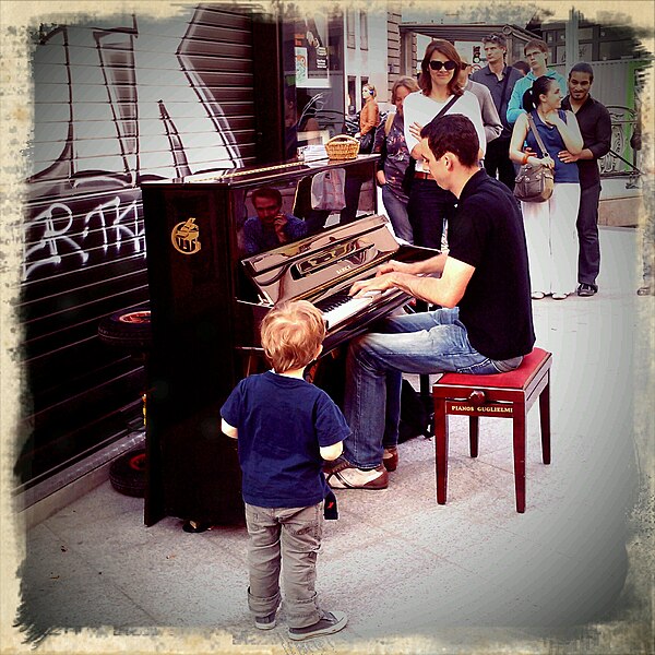 File:Paris, pianist play in the street.jpg