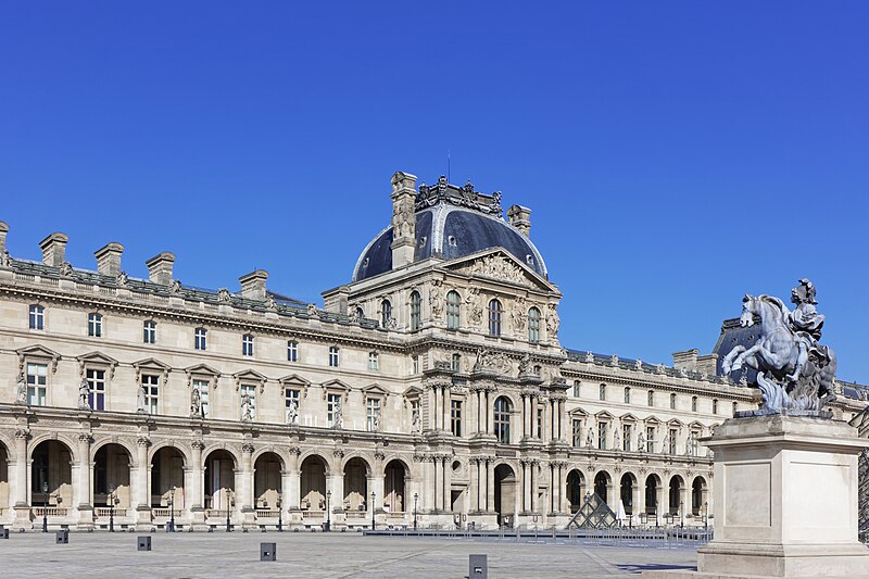 File:Paris - Cour Napoléon - confinement avril 2021 - 001 edited.jpg