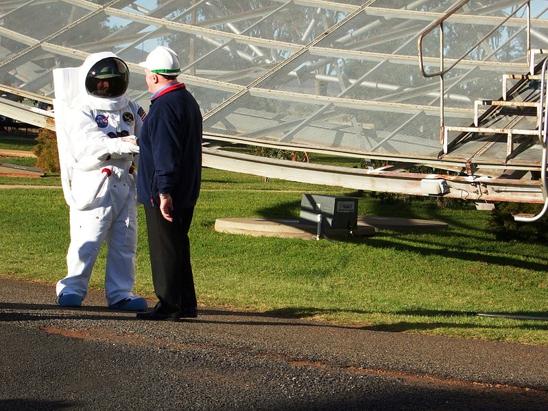 File:Parkes Dish Astronaut 2009 07 19.jpg