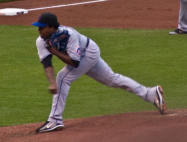 Martínez pitching with the Mets