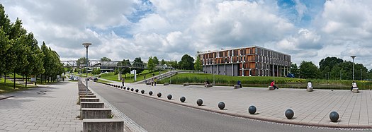 English: Panorama of "Internationales Zentrum", "Gastdozentenhaus" and the surrounding area on the campus of Stuttgart University, Germany. Deutsch: Panorama über das Internationale Zentrum, Gastdozentenhaus und Umgebung auf dem vaihinger Campus der Universität Stuttgart.