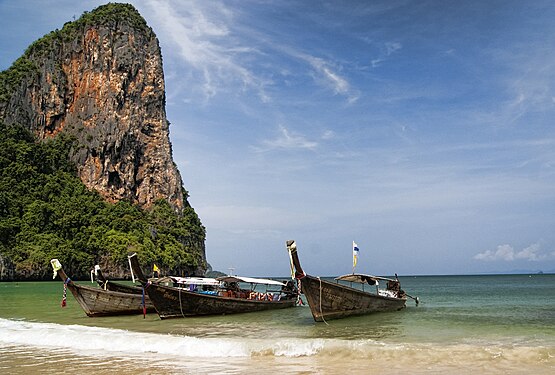 Long boats at Phi Phi in Krabi by User:Philip Nalangan