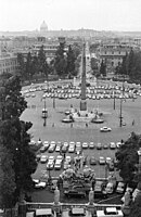 Piazza del Popolo usata all'epoca come grande parcheggio, 1971.