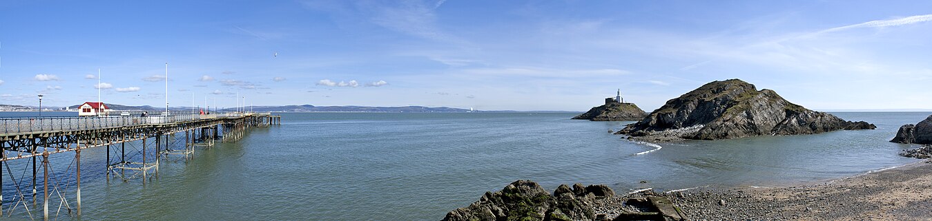 Panoramic photograph of Mumbles Pier; the Lifeboat station and the lighthouse on the right Pier y Mwmbwls a'i Oleudy.jpg