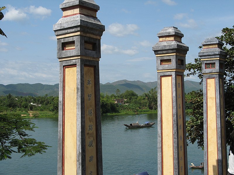 File:Pillars at the Thien Mu pagoda.jpg