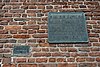 Plaquette aan toren van de Grote Kerk