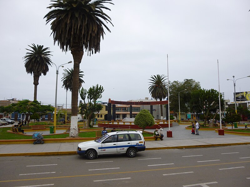 File:Plaza de Camaná.JPG