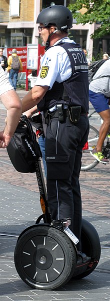 File:Polizei mit Segway in Freiburg 2.jpg