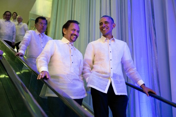 Hassanal Bolkiah with President Barack Obama in 2015