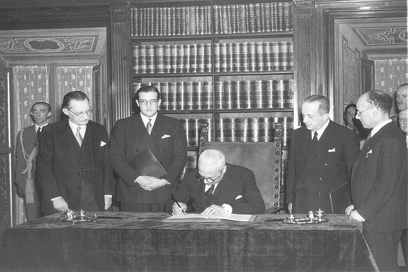 File:President Enrico De Nicola sign the Italian Constitution 1947.jpg