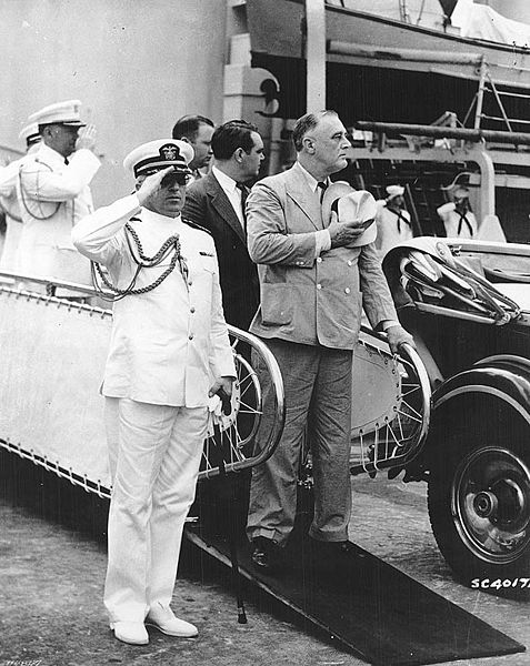 File:President Roosevelt disembarks from USS Tuscaloosa (CA-37), February 1940.jpg