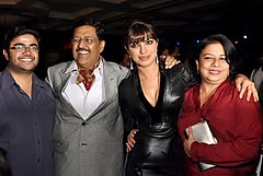 Priyanka Chopra und ihre Familie schauen in Richtung Kamera.