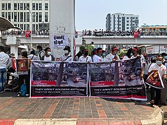 22. februar, demonstration i Yangons centrum, på banneret står der: "De er ikke længere soldater, de er blevet terrorrister".