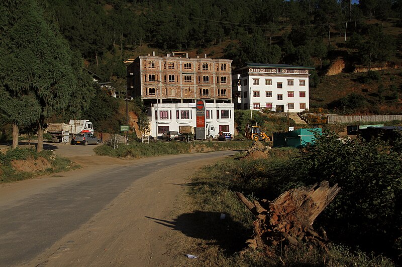 File:Punakha-Lobesa-58-Haeuser-2015-gje.jpg