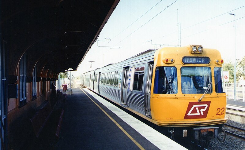 File:QR EMU unit 22 on a westbound train at Oxley Station, ~1999.jpg