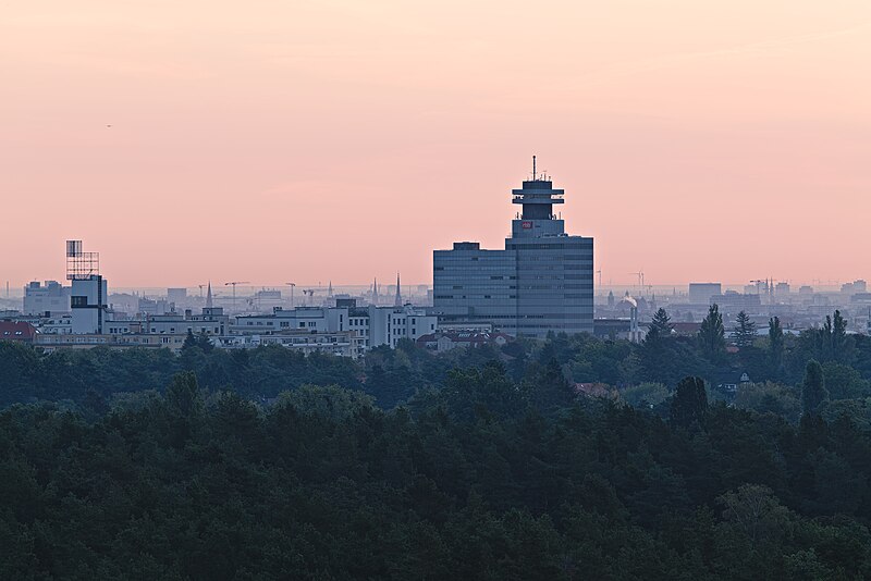 File:RBB-Sendezentrum seen from Drachenberg Berlin 2020-09-14 01.jpg