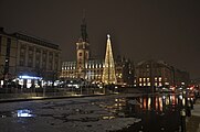 Rathaus mit Weihnachtsmarkt und Eis auf der Alster vom Jungfernstieg aus.