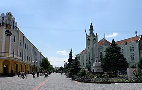 Hovedgaten ("korzo") - Pushkin Street i Mukachevo og rådhuset (begynnelsen av det 20. århundre, arkitekt Polgar, stil - løsrivelse)