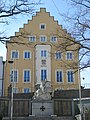 Rathaus mit Kriegerdenkmal