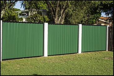 Replacing my wooden fence-1 (33082325484).jpg