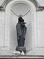 Statue Vierge et Enfant sur la façade de l'église.