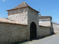 Français : Portail, bourg de Riocaud, Gironde, France