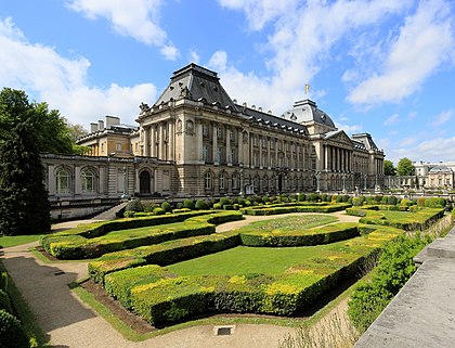 Vista do Palácio Real de Bruxelas, o palácio oficial do rei e da rainha belgas no centro de Bruxelas, Bélgica, utilizado para assuntos de Estado. A residência da família real fica no Castelo de Laeken, periferia de Bruxelas. (definição 4 886 × 3 730)