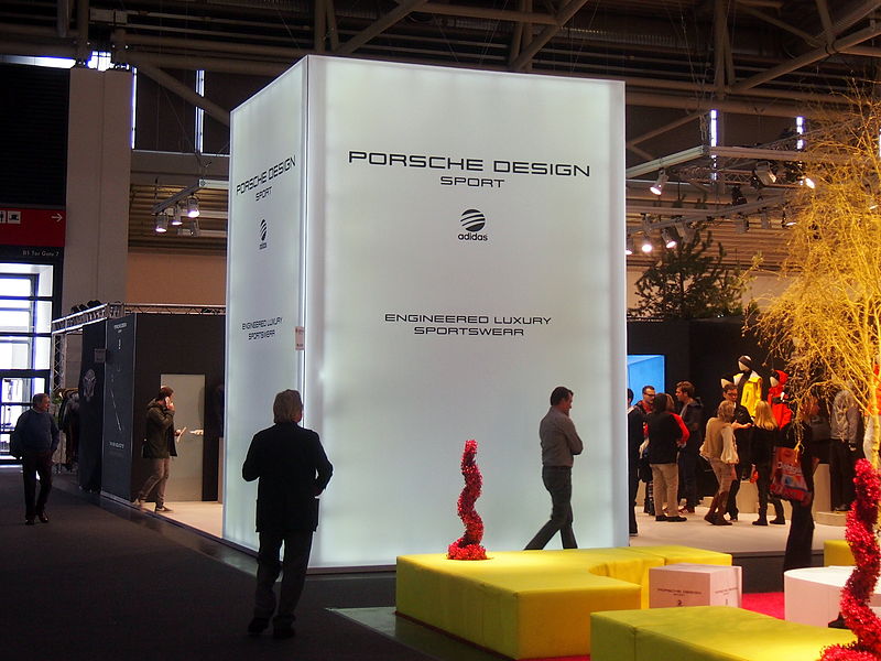 File:Ruhebereich mit Porsche Design Aufsteller ISPO 2014.jpg