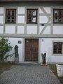 Gutshaus in Ruhland, jetzt Heimatmuseum, Eingangsbereich mit Holzfiguren rechts und links