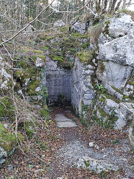 File:Ruins of Italian Alpine Wall fortification above the Unec Sinkhole 10.jpg