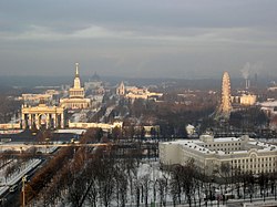 Панорама Всероссийского выставочного центра. Внизу слева — 2-й Поперечный проезд, ведущий к главному входу Центра.