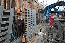 Förberedelser för stationens betongväggar.