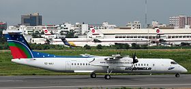 A aeronave envolvida no acidente (S2-AGU), retratada aqui no Aeroporto Internacional Shah Jalal em Bangladesh em julho de 2014.