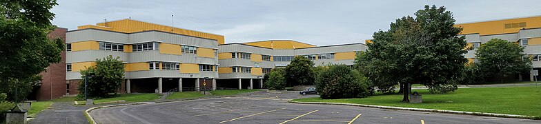 École secondaire du Mont-Bruno, à Saint-Bruno-de-Montarville, rue Clairevue en 2022.