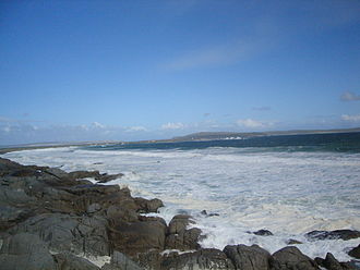 Vue sur la baie et le rivage