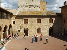 Cour de San gimignano de la cathédrale 05.JPG