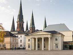 Schlossplatz mit Schlosswache und der Lambertikirche