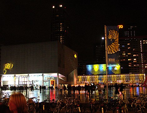 La place du Théâtre la nuit durant le festival international du film de Rotterdam.