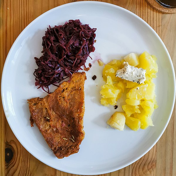 File:Seitan steak with red cabbage and potatoes.jpg