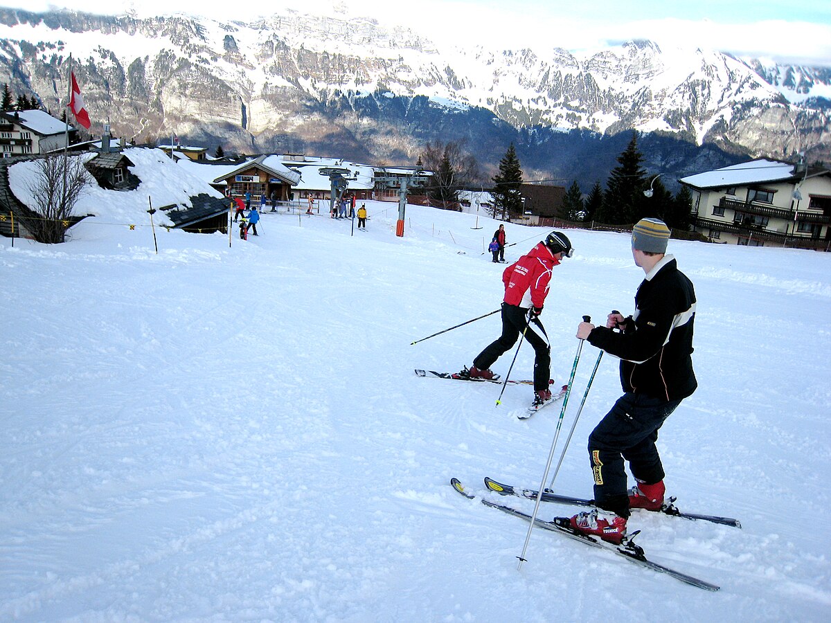 1200px Skiing lesson at Flumserberg