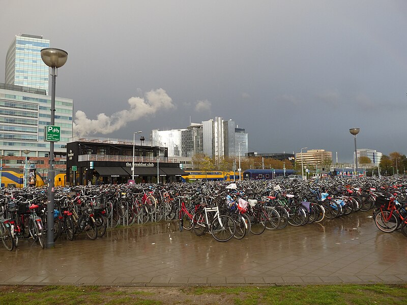 File:Sloterdijk station omgeving met donkere wolken 3.jpg