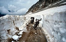 Murs de neige encadrant la piste menant au col en août 2001.