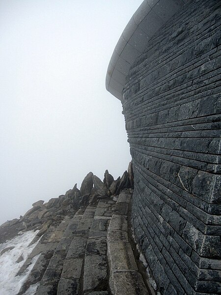 File:Southwest corner of Hafod Eryri on Yr Wyddfa - geograph.org.uk - 1175101.jpg