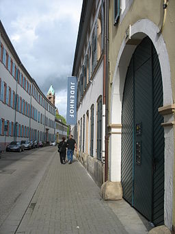 Blick ostwärts in die Kleine Pfaffengasse mit dem Eingang zum Judenhof in Speyer (UNESCO-Welterbe SchUM-Städte)