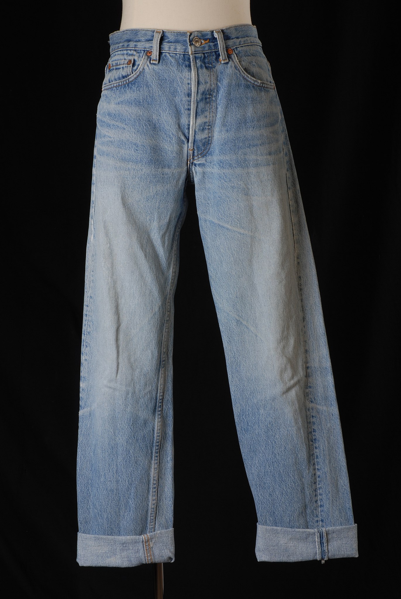 File:Spijkerbroek van gebleekt blauw katoenen denim met scheuren bij het zitvlak en omgeslagen pijpen “Levi's”, objectnr 25677(1).JPG - Wikimedia