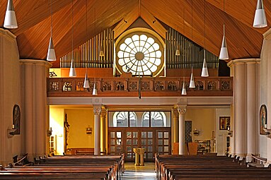 Innenraum mit Blick zur Orgelempore