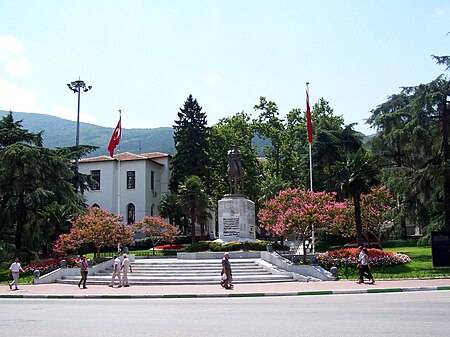 ไฟล์:Statue_of_Atatürk_in_Bursa.jpg